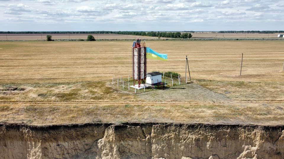 На одном из маяков Одесщины развернули шестиметровый флаг Украины