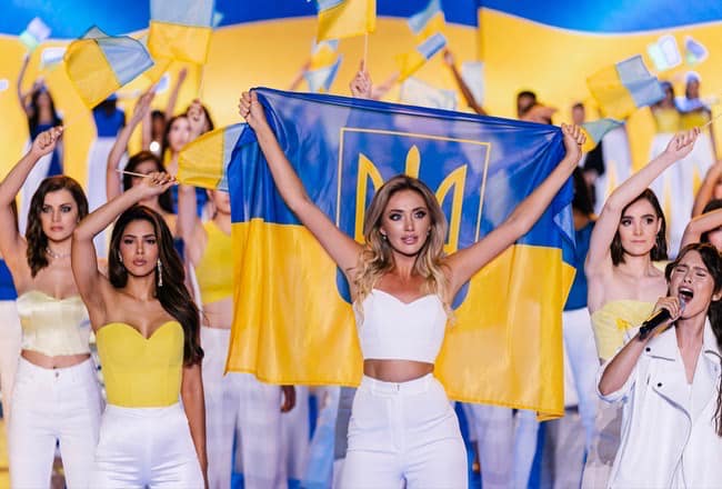 Самый большой - в руках одесситки: почти сотню украинских флагов подняли на международном конкурсе красоты в Польше