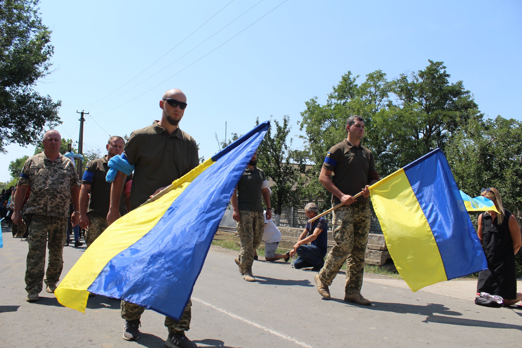 Сотні жителей села Лощинівка прийшли попрощатися зі своїм односельцем — 23-річним військовим льотчиком, який загинув на війні