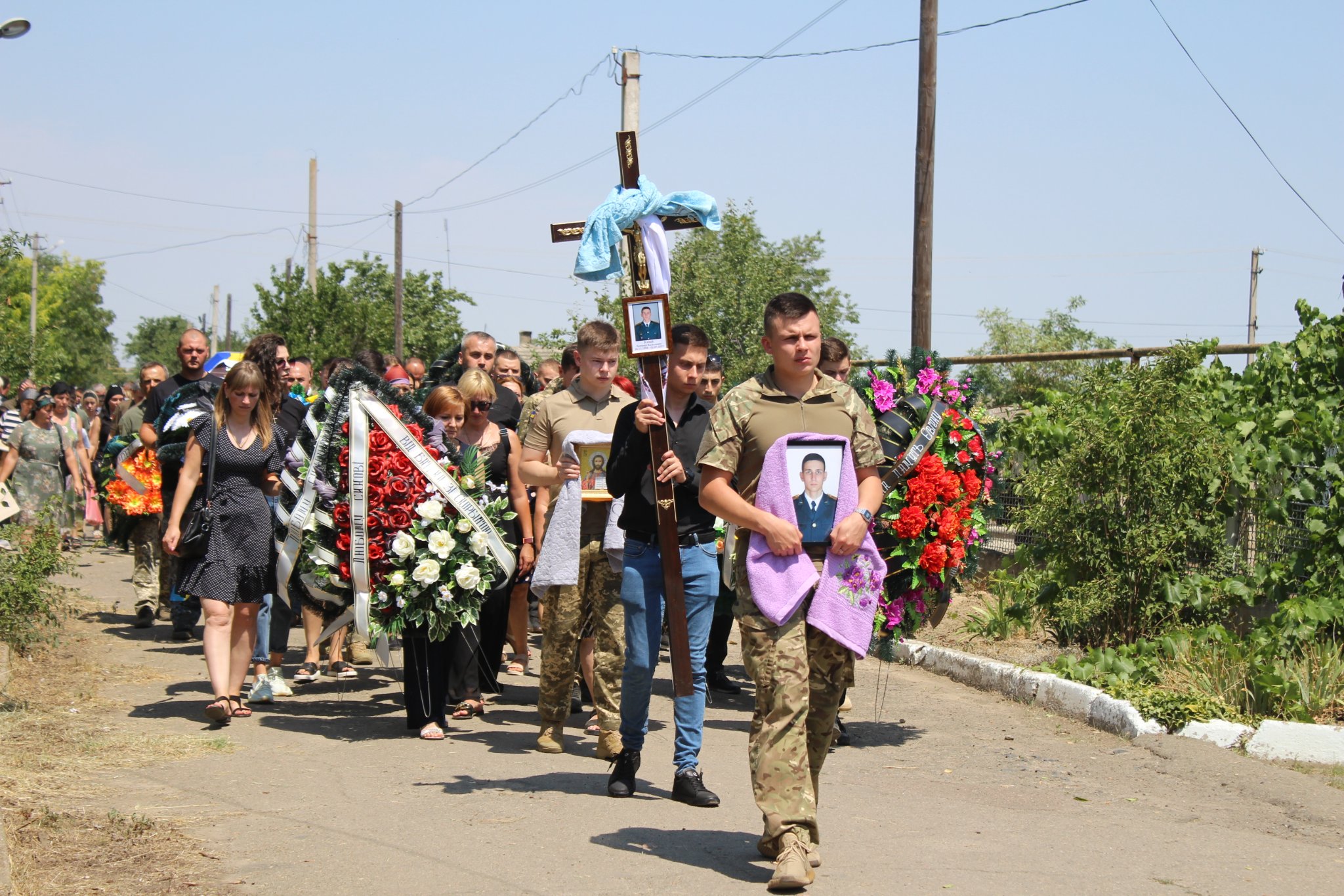 Сотні жителей села Лощинівка прийшли попрощатися зі своїм односельцем — 23-річним військовим льотчиком, який загинув на війні