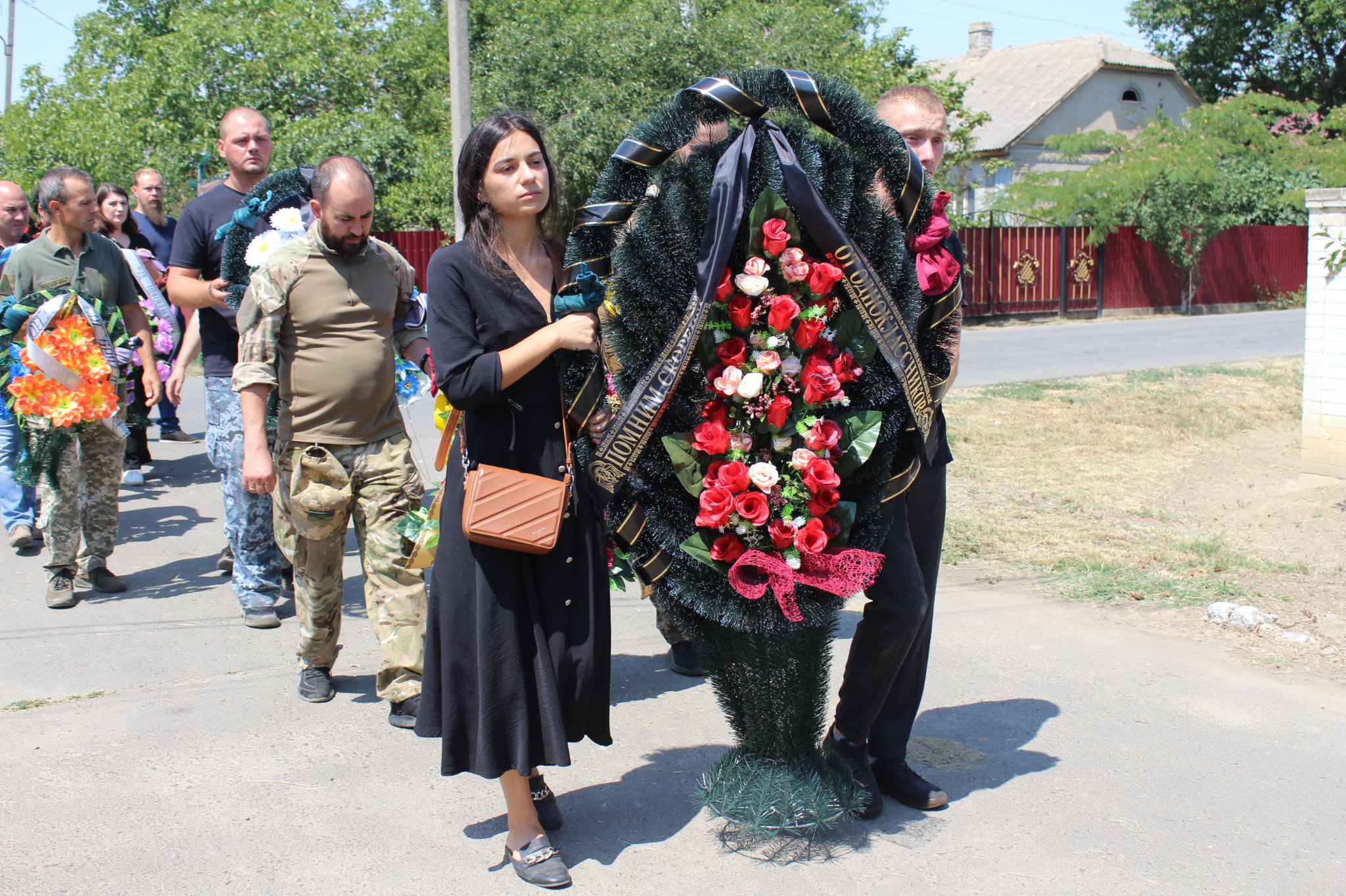 Сотні жителей села Лощинівка прийшли попрощатися зі своїм односельцем — 23-річним військовим льотчиком, який загинув на війні