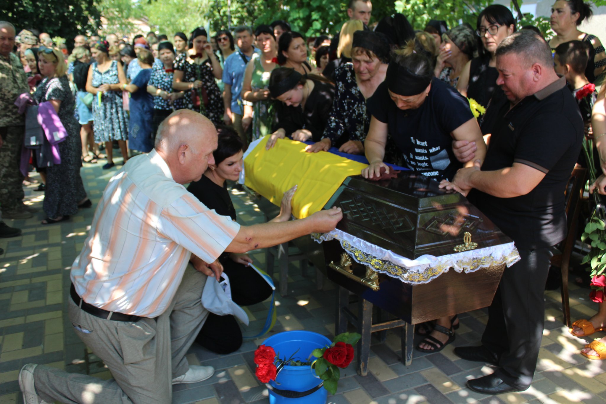 Сотні жителей села Лощинівка прийшли попрощатися зі своїм односельцем — 23-річним військовим льотчиком, який загинув на війні