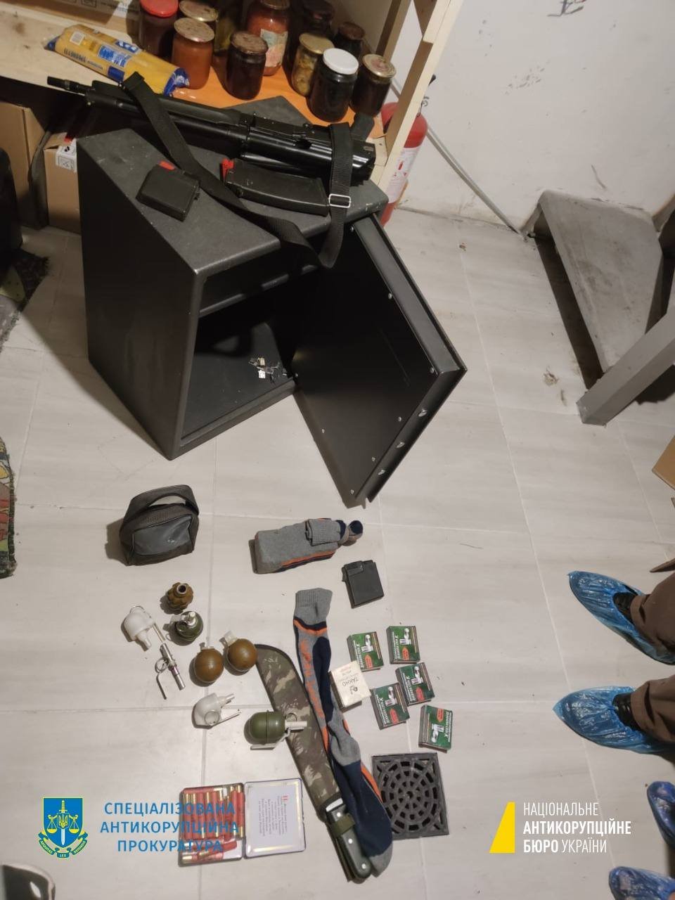 Підозрюють у незаконному зберіганні боєприпасів: силовики затримали керівника охорони біглого нардепа Деркача