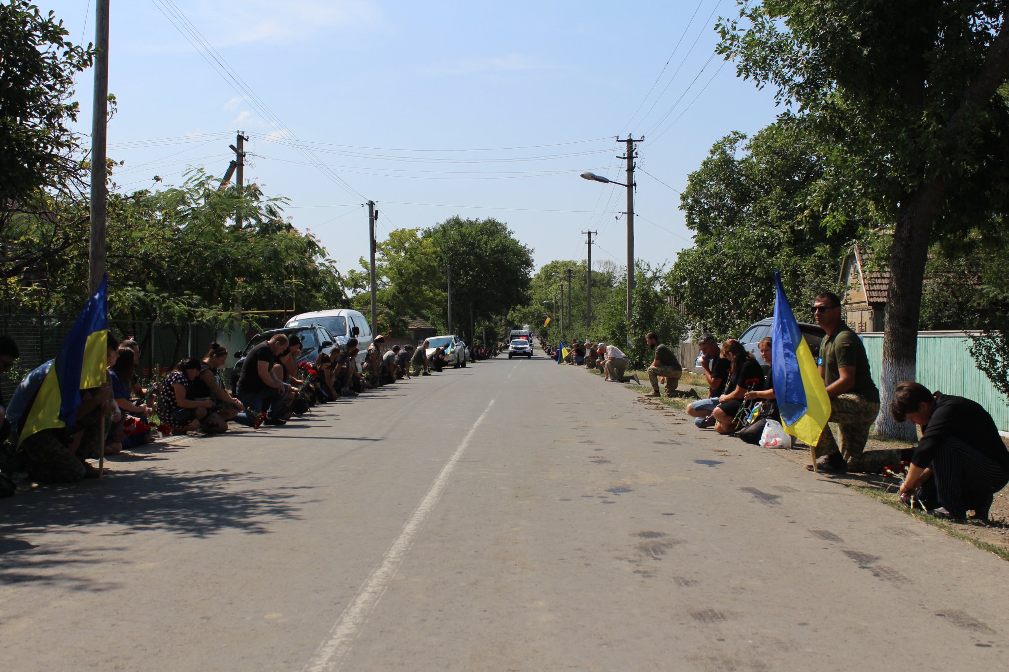 Сотні жителей села Лощинівка прийшли попрощатися зі своїм односельцем — 23-річним військовим льотчиком, який загинув на війні