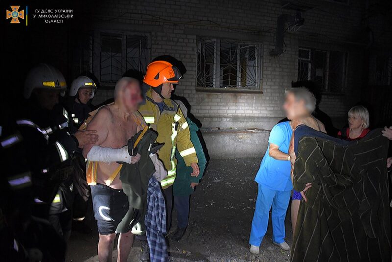 Коли мешканці спали: вночі ворог обстріляв спальний район Миколаєва