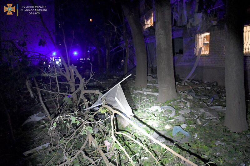 Коли мешканці спали: вночі ворог обстріляв спальний район Миколаєва