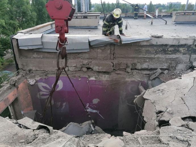 Из-под завалов достали тела 2 погибших: по мирным кварталам Никополя утром россияне выпустили 53 снаряда