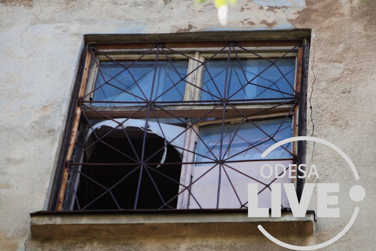 Постраждала інфраструктура порту, а в домівках вирвало вікна - ЗМІ показали наслідки ракетного удару по Одесі
