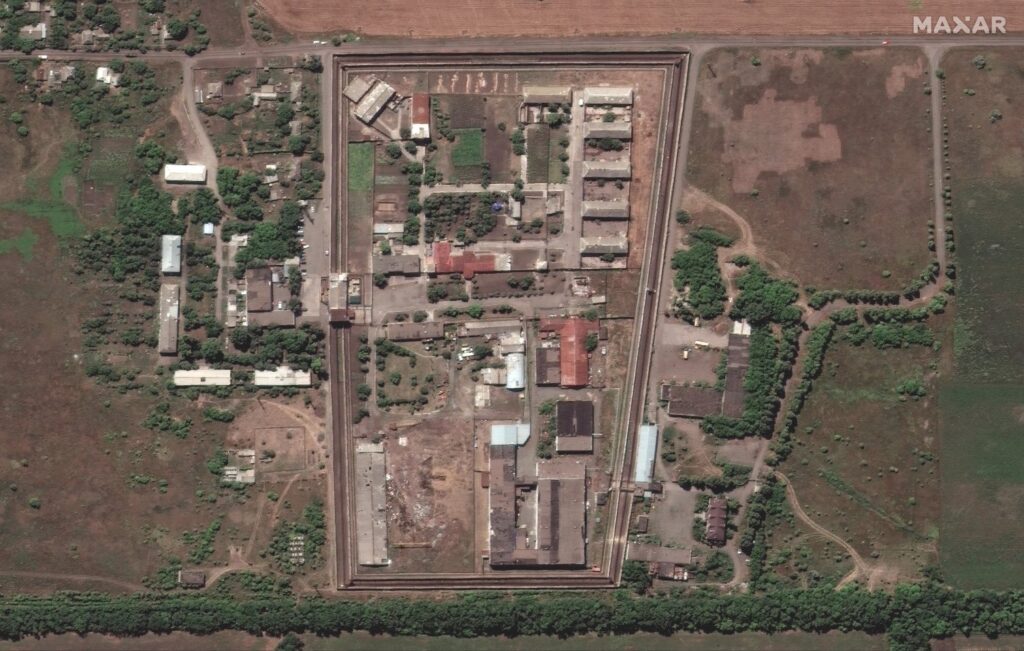 Будівлю могли підірвати зсередини: у мережі з'явилися супутникові знімки колонії в Оленівці до та після вибухів