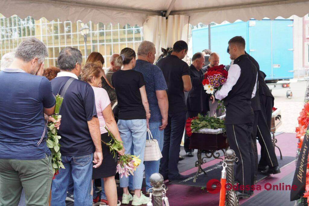 На аллее стадиона "Черноморец" сегодня простились с президентом детского футбольного клуба, погибшем при обстреле Сергеевки