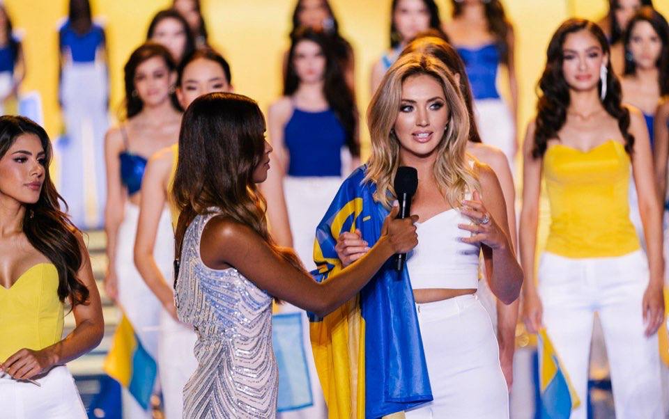 Самый большой - в руках одесситки: почти сотню украинских флагов подняли на международном конкурсе красоты в Польше