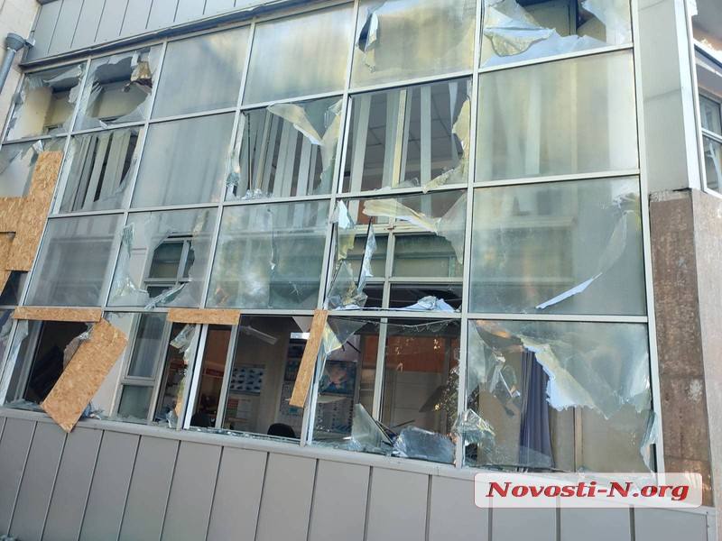 Оккупанты ночью ударили ракетами по автосалону и магазину по продаже сельхозтехники в Николаеве