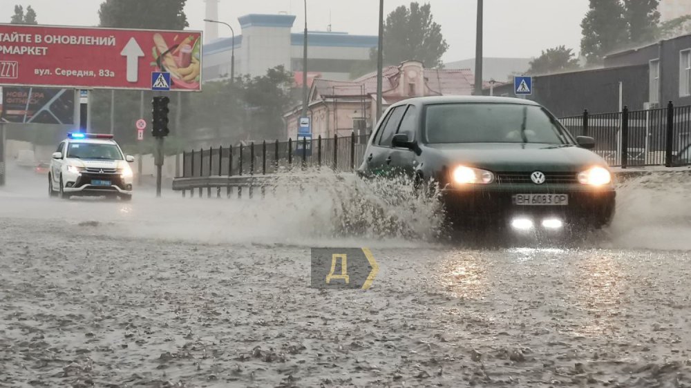Одесу сьогодні знов накрила сильна злива і град. Наслідки - затоплені вулиці та частково паралізований транспорт