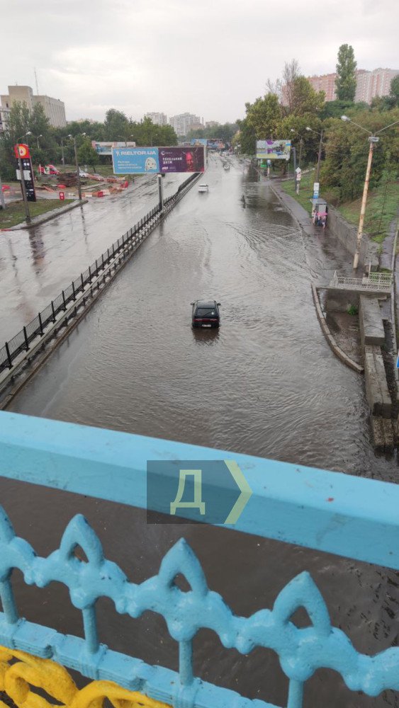 Одесу сьогодні знов накрила сильна злива і град. Наслідки - затоплені вулиці та частково паралізований транспорт