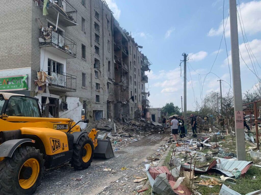 У Миколаївській області ворожа ракета влучила у 5-ти поверхівку: : постраждало четверо дітей, вони у важкому стані