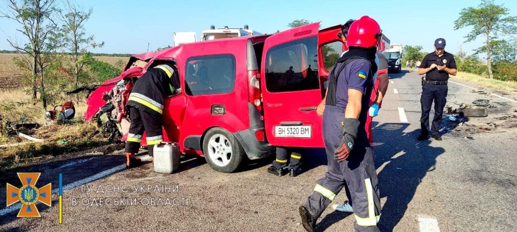 На трасі Одеса-Рені зіткнулися Renault Kangoo та зерновоз з причепом: є постраждалий