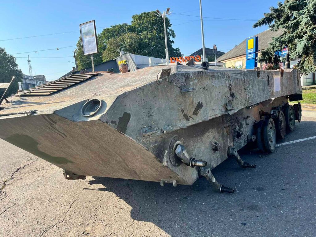 Трофеї з боїв за Миколаївщину: в Одеській області відкрилася виставка знищеної ворожої техніки