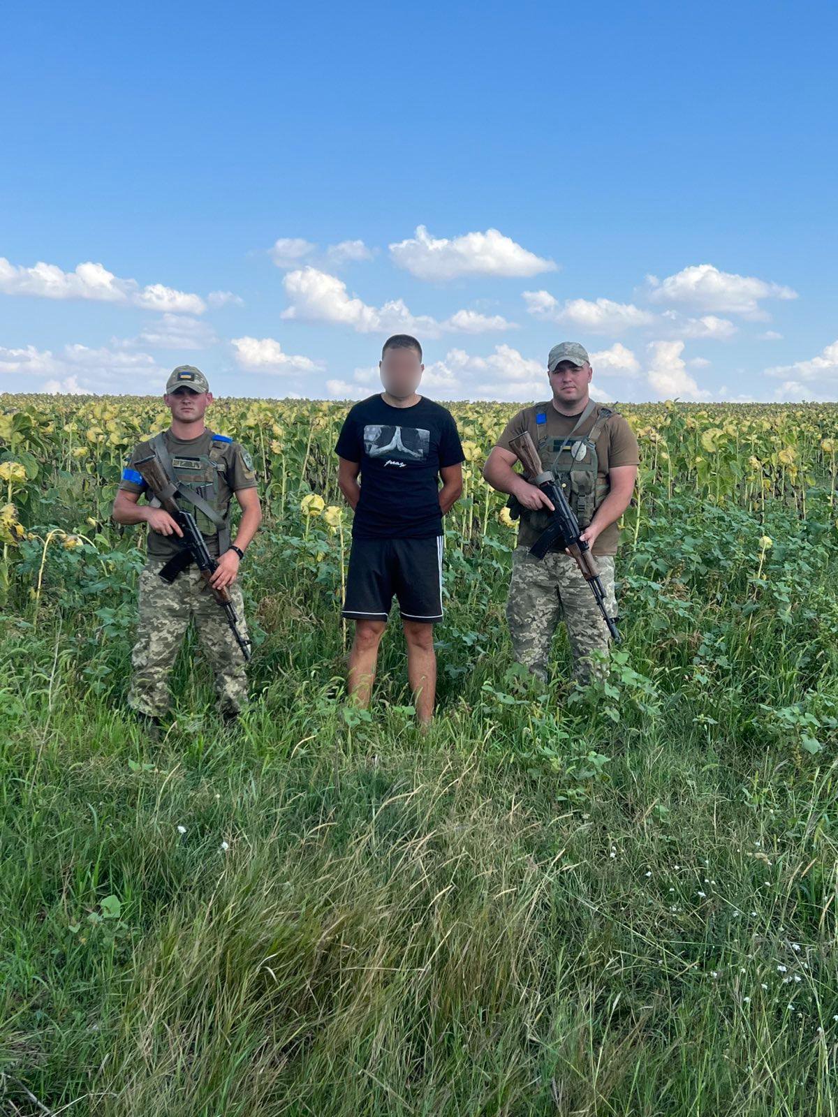 Ізмаїльські прикордонники за годину зловили трьох ухилістів у соняшниковому полі