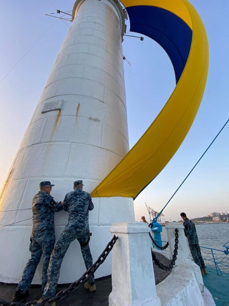 На головному маяку країни в Одесі розгорнули величезний 18-метровий жовто-блакитний стяг