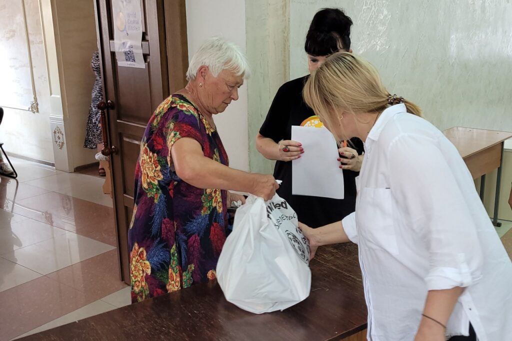 В Білгороді-Дністровському розпочав роботу гуманітарний хаб з надання допомоги у вигляді продуктових наборів