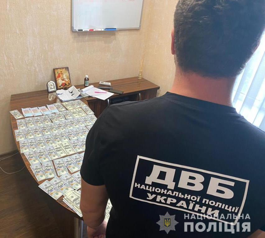 На Одещині 75-річний уродженець росії намагався відкупитися від поліції, коли його викрили в поширенні дитячої порнографії