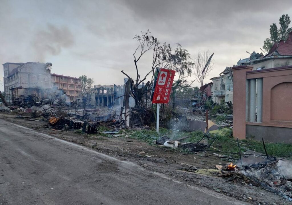 Минулої ночі ворожі ракети поцілили у базу відпочинку та приватні будівлі на Одещині: є поранені (оновлено)