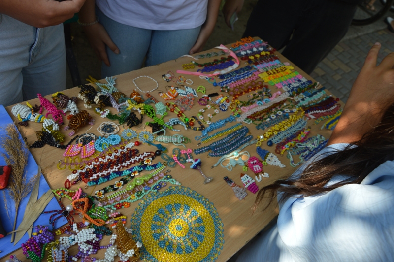 Школьники Килии собрали десятки тысяч гривен на ВСУ, выйдя на ярмарку с патриотическими товарами