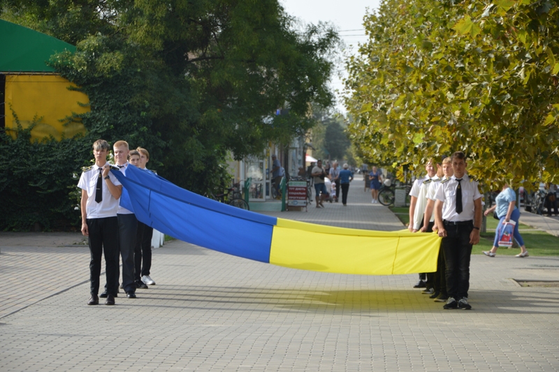 День Прапору: курсанти урочисто підняли над Кілією жовто-блакитне полотно