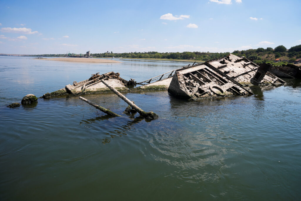 Через посуху на поверхню Дунаю "випливли" німецькі кораблі часів Другої світової війни