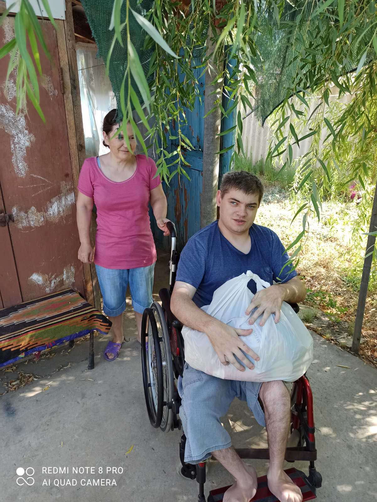 Члени кілійської спільноти людей з інвалідністю отримують продуктові набори від "Фонду Добра та Любові"