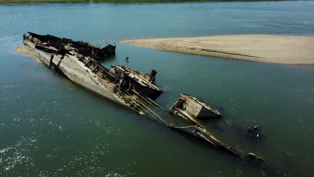 Через посуху на поверхню Дунаю "випливли" німецькі кораблі часів Другої світової війни