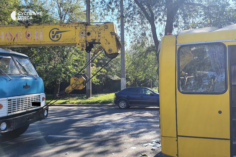 В Одесі п’яний водій автокрана протаранив маршрутку: є постраждалі