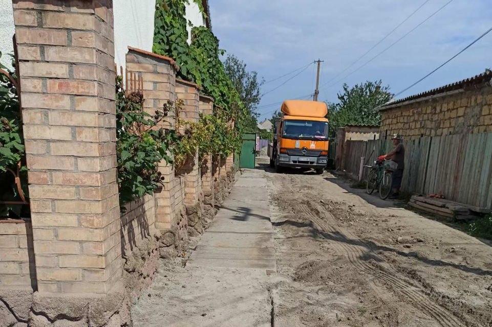 У місті Вилкове ремонтують тротуар та рівняють дорогу по вулиці Айвовій