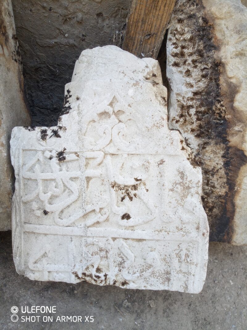 В Ізмаїлі у Дунаї через падіння рівня води були знайдені мармурові надгробні плити з арабськими написами