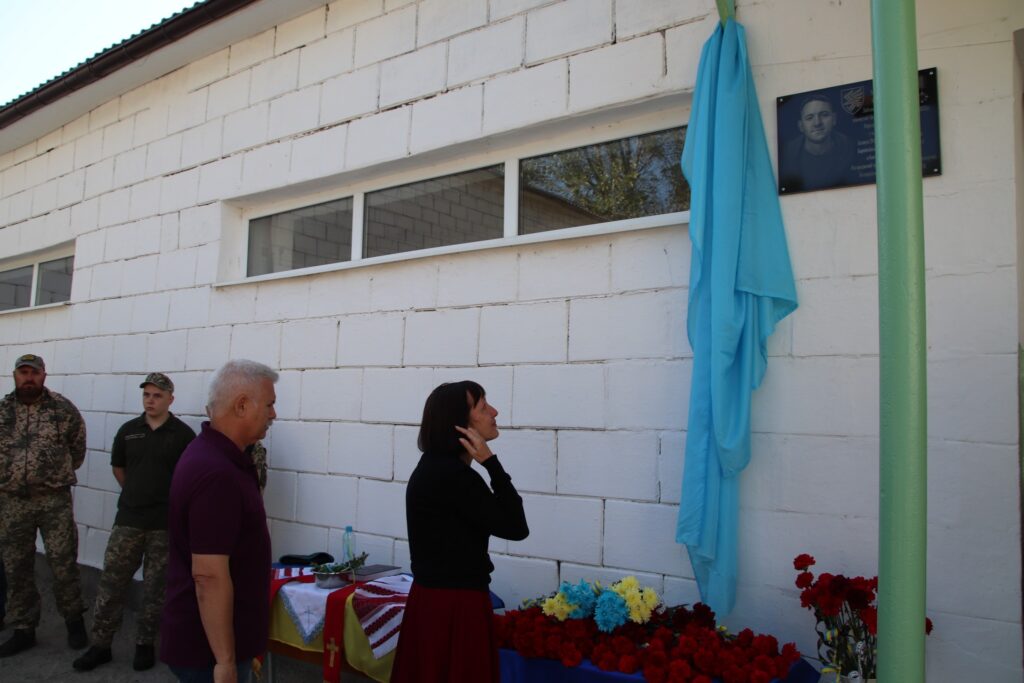 У Болградському ліцеї відкрили меморіальну дошку загиблому Герою Максиму Мединському