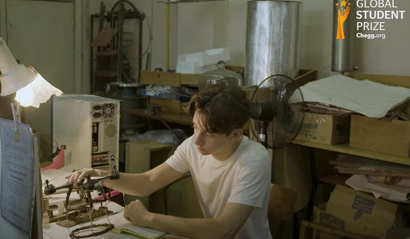 17-річний українець став найкращим студентом світу, винайшовши дрон для розмінування
