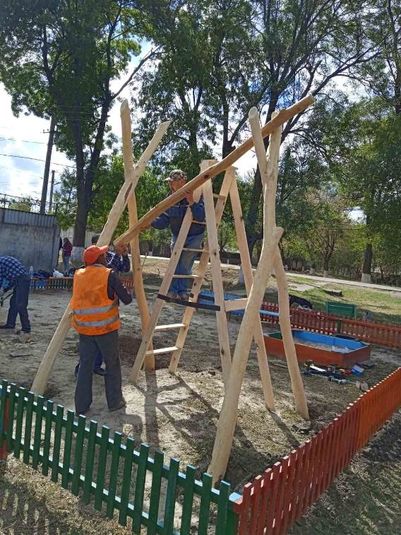 Новий тренд Бессарабії продовжують у Арцизі: дитячі майданчики міста укомплектовали дерев’яними еко-гойдалками