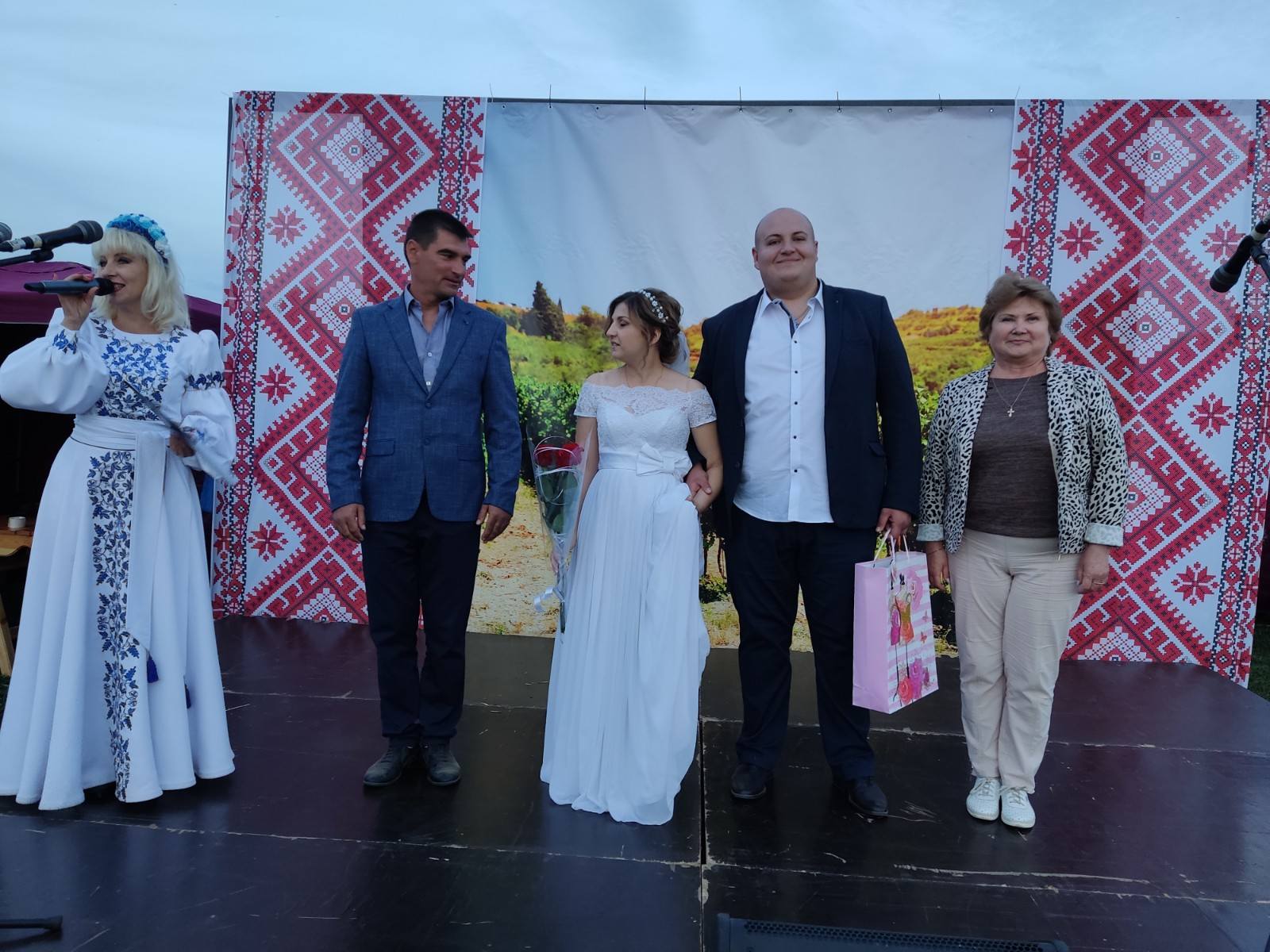Благодійні заходи, справжнє весілля і концерт на стадіоні: як найстаріше село Болградської громади відзначило ювілей