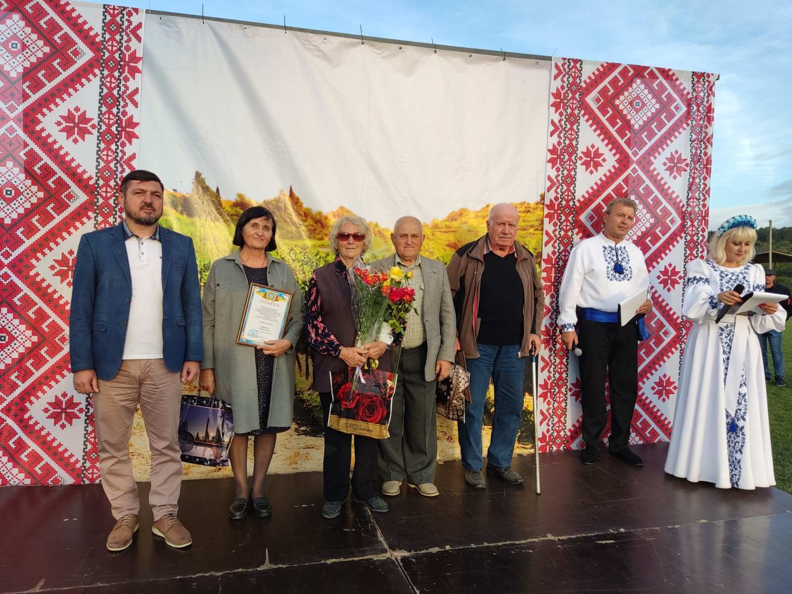 Благодійні заходи, справжнє весілля і концерт на стадіоні: як найстаріше село Болградської громади відзначило ювілей