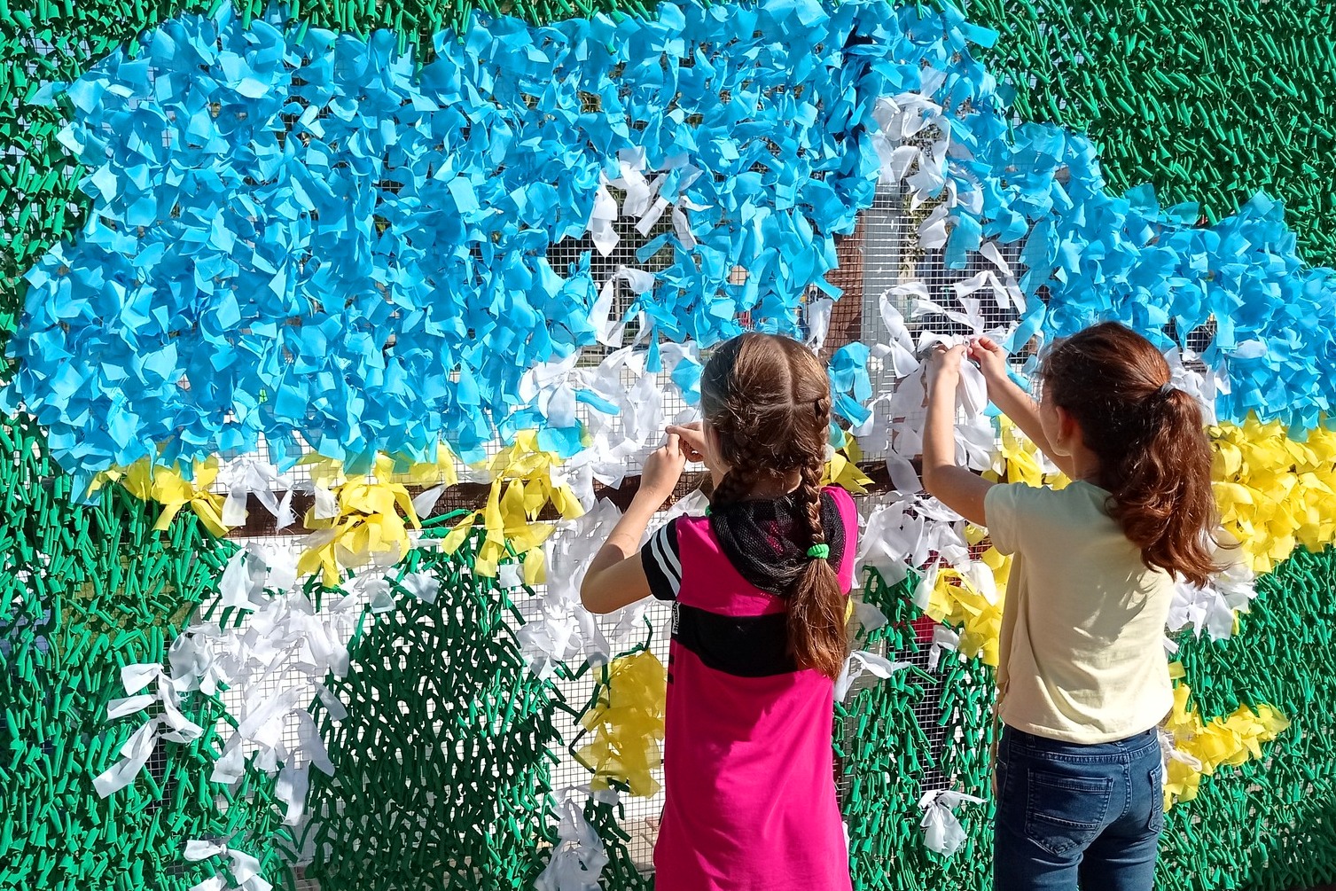 На честь Дня всиновлення діти Кілійської громади вив'язали силует карти України