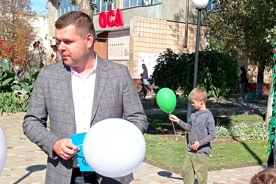 На честь Дня всиновлення діти Кілійської громади вив'язали силует карти України