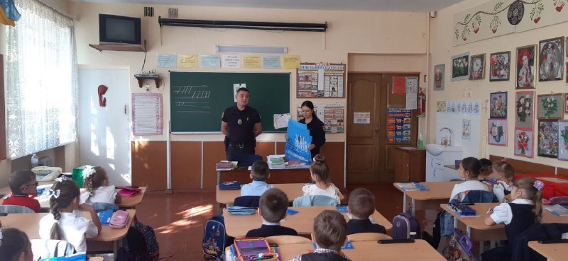 В Ізмаїлі рятувальники і поліцейські інструктують школярів, як поводити себе під час повітряної тривоги