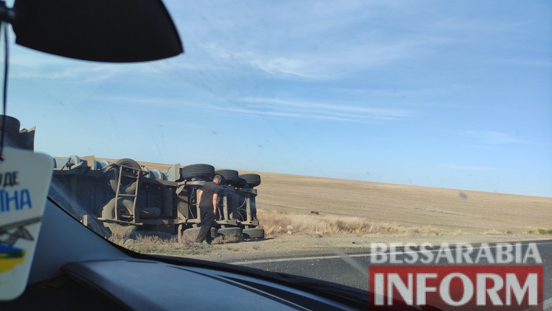 Очередная авария на трассе Одесса-Рени: груженая фура взлетела в кювет и опрокинулась