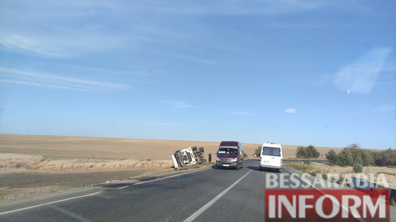 Очередная авария на трассе Одесса-Рени: груженая фура взлетела в кювет и опрокинулась
