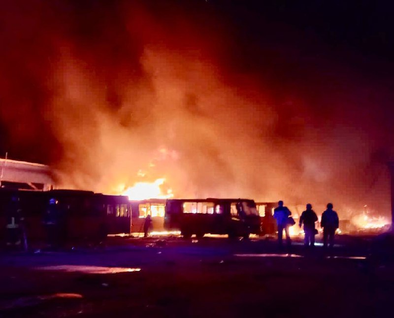 У Дніпрі рашисти знищили "Іскандерами" транспортне підприємство - згоріло понад 100 автобусів, загинула людина