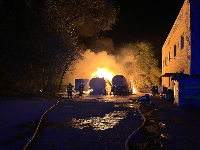 Сверхмощный пожар со взрывами в Сафьянах напугал местных жителей - на территории села сгорели сразу четыре фуры