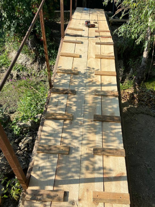 У місті Вилкове ремонтують "кладки" - дерев’яні "тротуари", якими щодня користуються місцеві жителі