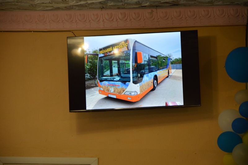 Олександр Дубовий подарував кілійській опорній школі великий комфортабельний автобус