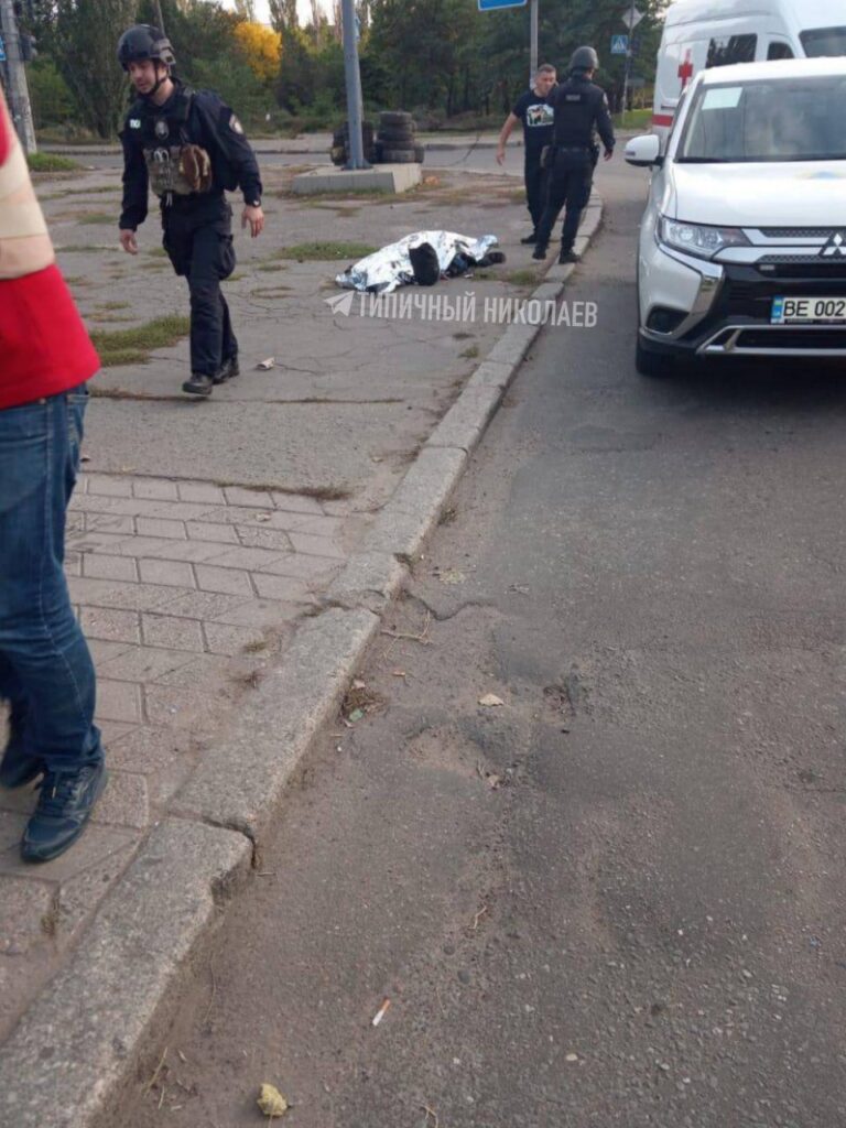 Рашисты попали снарядами в остановку общественного транспорта в Николаеве: есть погибшие и раненые