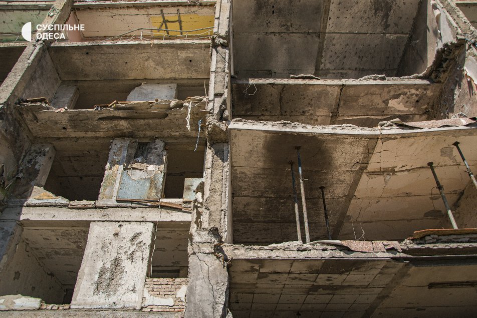 Жители многоэтажки в Сергеевке, в которую попали вражеские ракеты, за свои средства делают ремонты в квартирах, пока местные власти ждут выделения денег из области